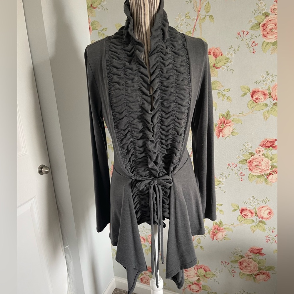 Super cute cardigan with tuxedo look ruffle